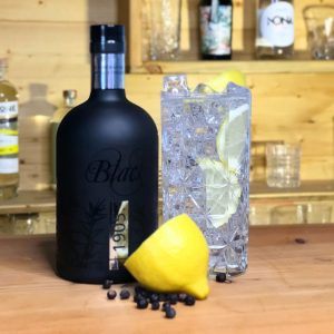 Cocktail mit alkoholfreiem Black 1905 Gin