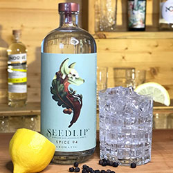 Cocktail mit alkoholfreiem Seedlip Spice 94